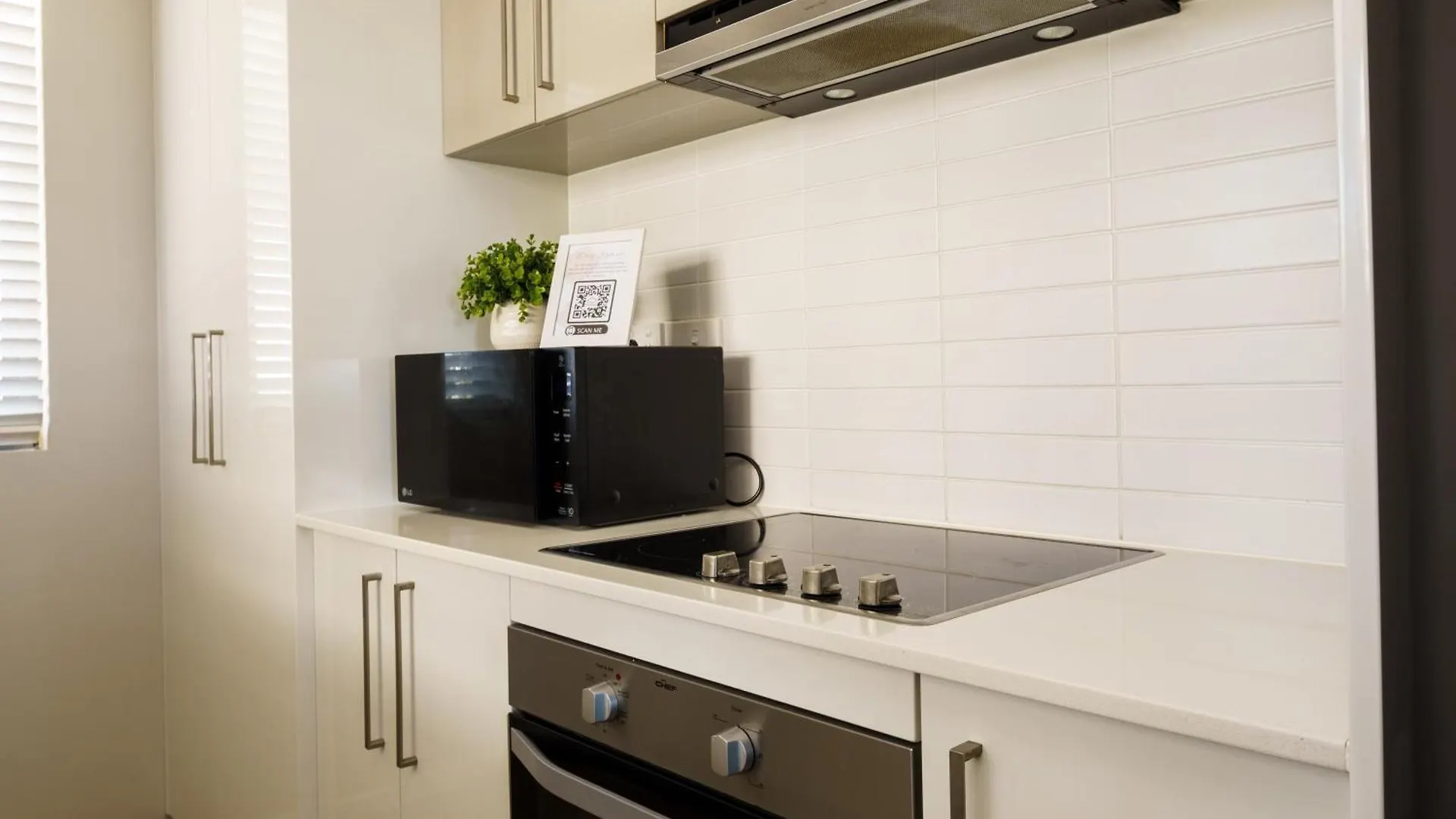 Ocean Breeze Retreat: Kings Coastal Apartment Caloundra