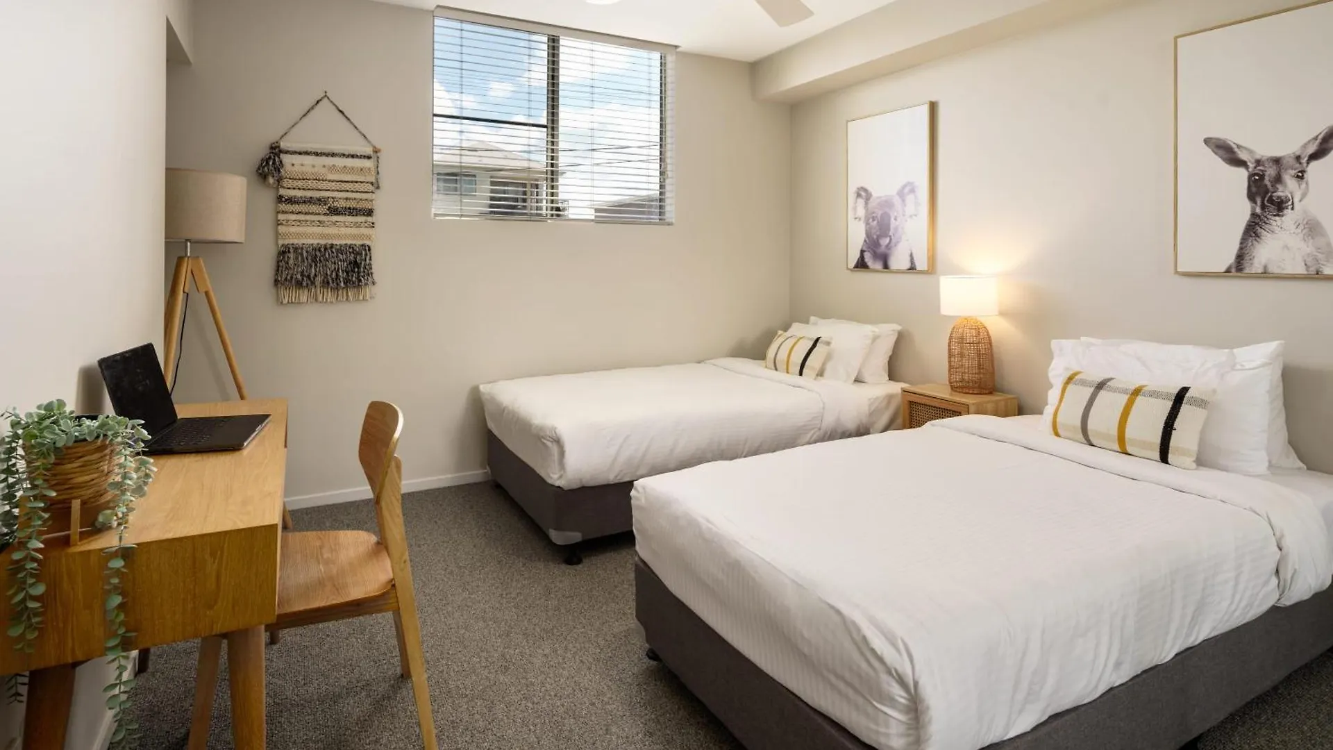 Ocean Breeze Retreat: Kings Coastal Apartment Caloundra