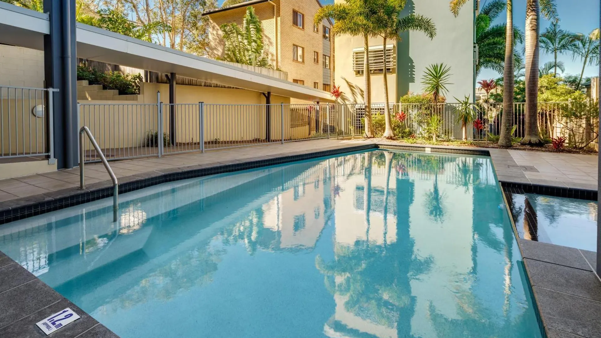 Ocean Breeze Retreat: Kings Coastal Apartment Caloundra