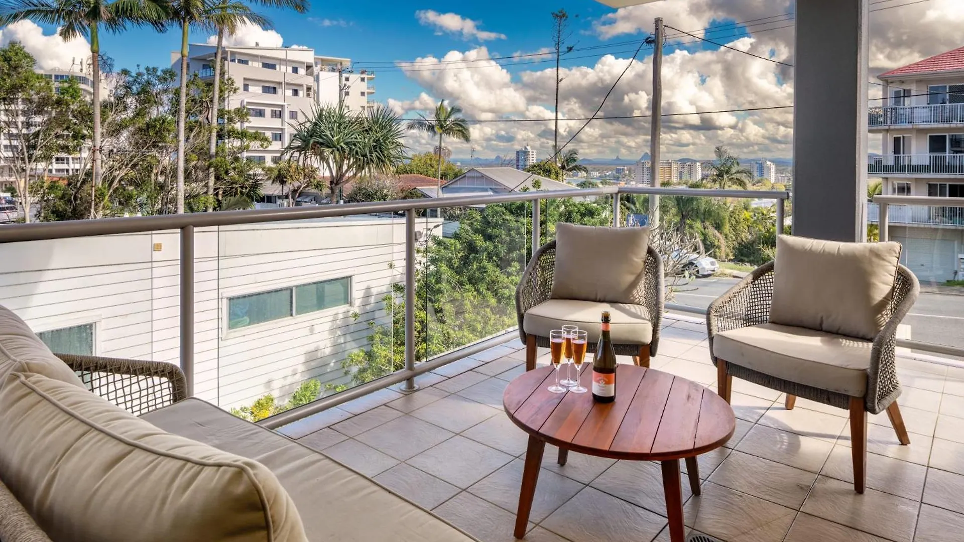Ocean Breeze Retreat: Kings Coastal Apartment Caloundra