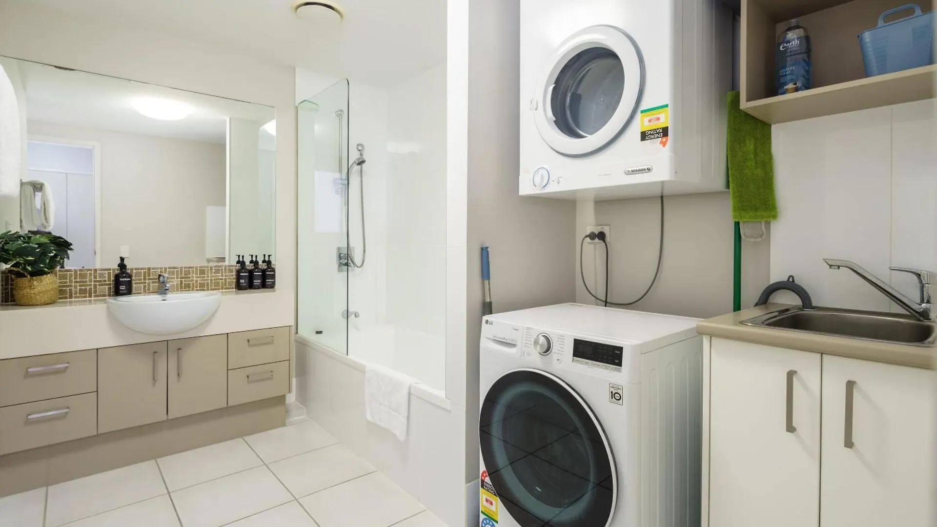 Ocean Breeze Retreat: Kings Coastal Apartment Калаундра