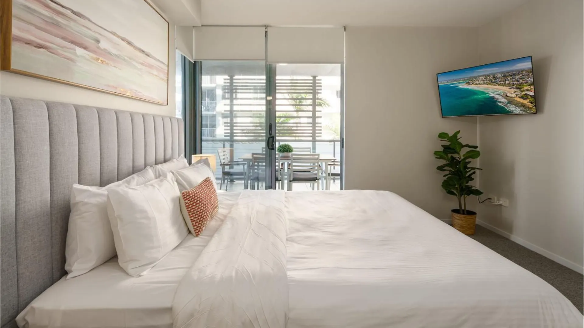 Ocean Breeze Retreat: Kings Coastal Apartment Калаундра