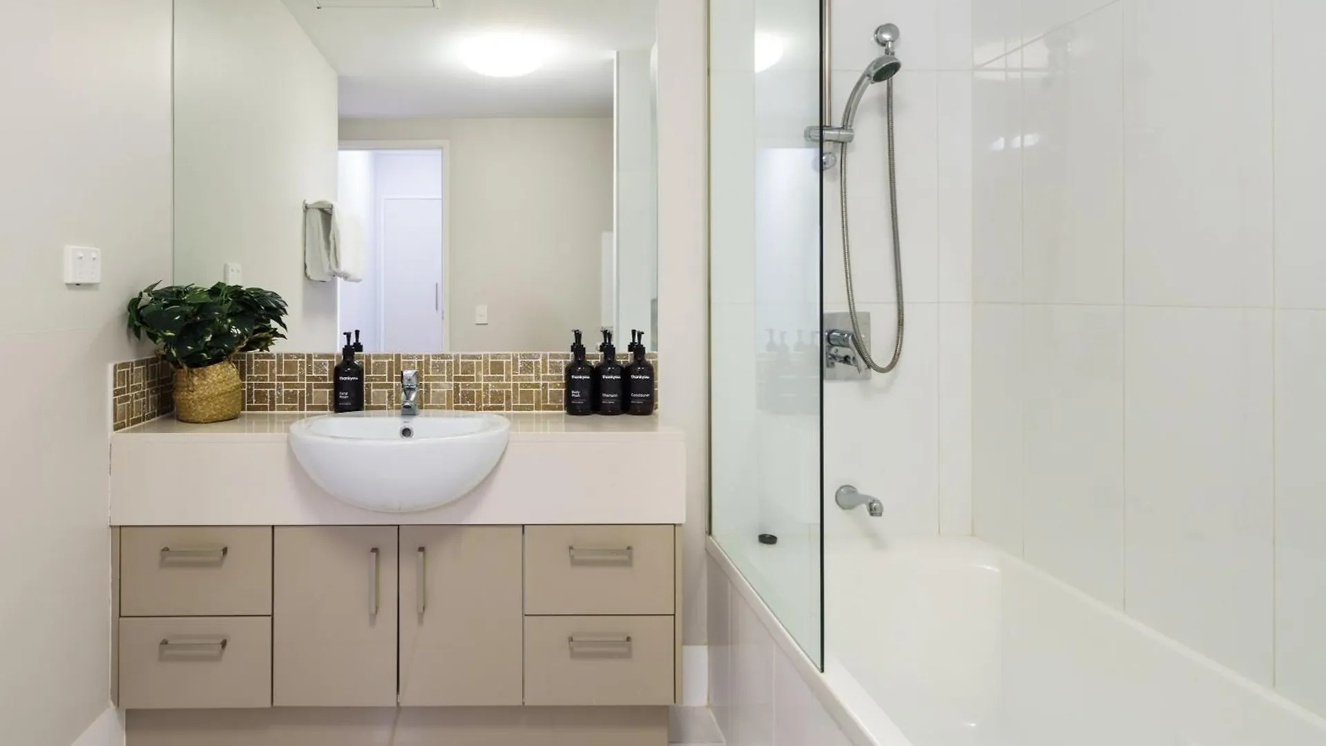 Ocean Breeze Retreat: Kings Coastal Apartment Калаундра