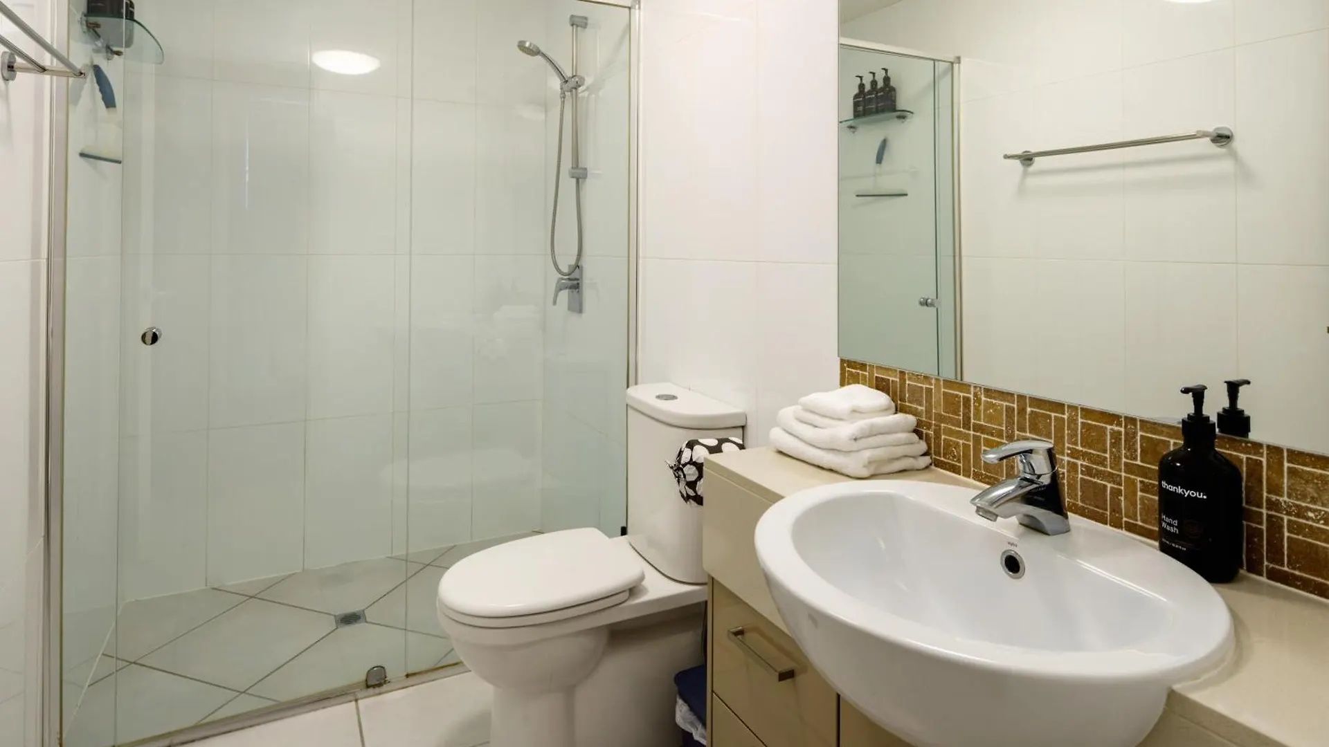 Ocean Breeze Retreat: Kings Coastal Apartment Калаундра 0*,  Австралия