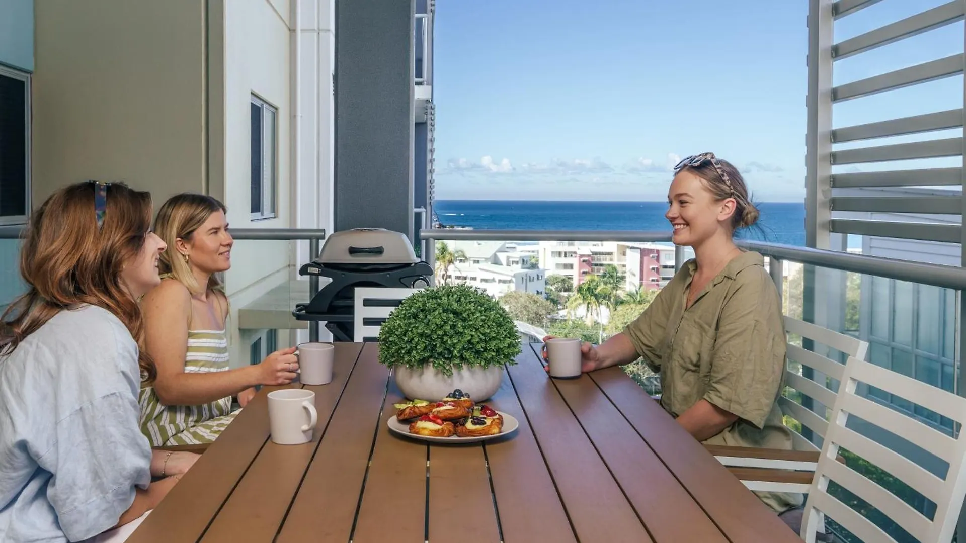 Ocean Breeze Retreat: Kings Coastal Apartment Калаундра Австралия